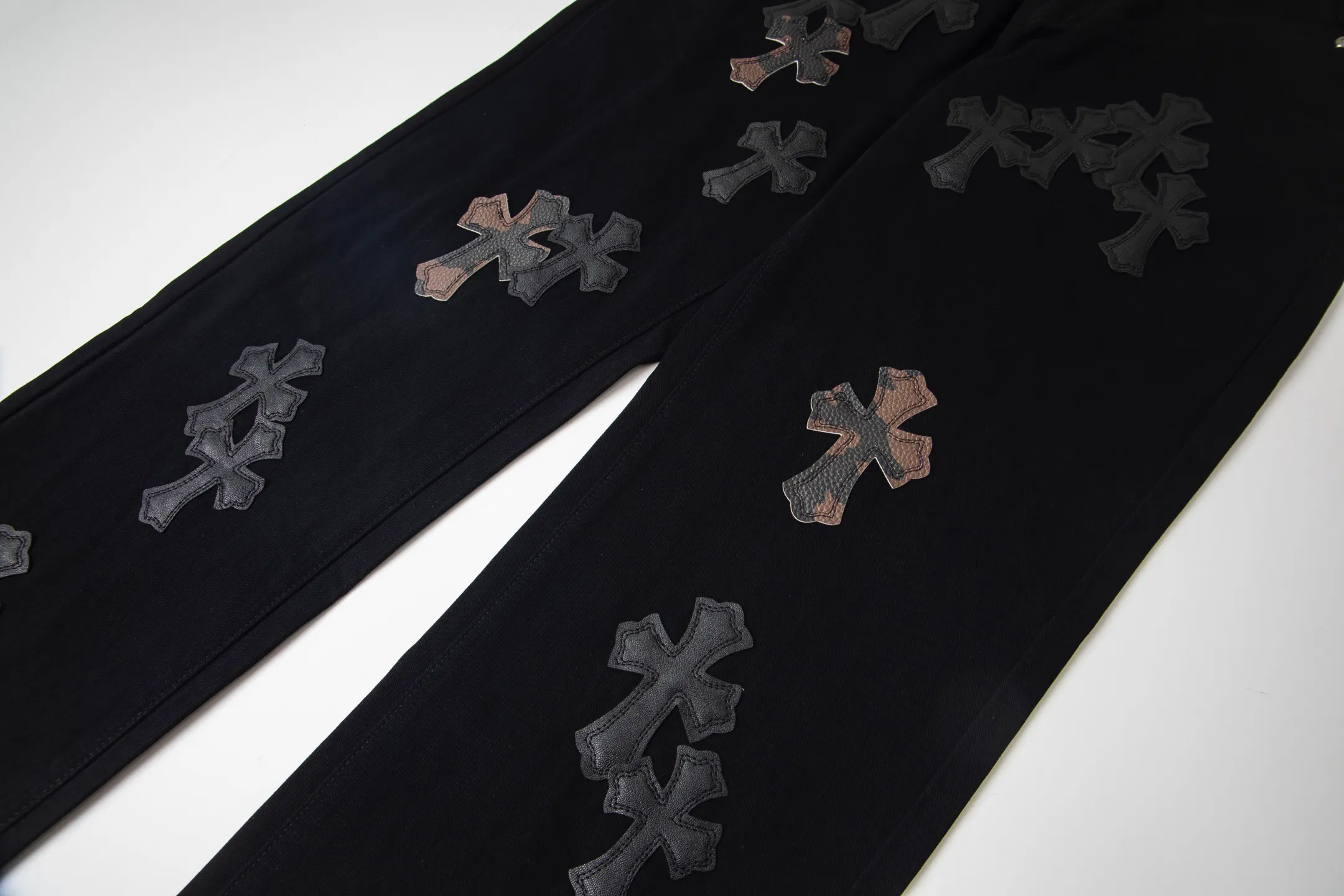 P260 Chrome Hearts丨Chrome Hearts Black and Brown Camouflage Cross Patched Leather Jeans - Full of exploring the ultimate in fashion, Chrome Hearts' new Chrome Hearts pants cleverly integrate camouflage crosses, camouflage crosses and other elements to break traditional boundaries. Mattyboy's clever fusion of overalls and khaki jeans, the same style, brings endless matching inspiration to fashionistas! Whether it is daily wear or a trendy try, these pants can bring you an excellent fashion experience. Style number: 1753# Color: casual black Size: 28 30 32 34